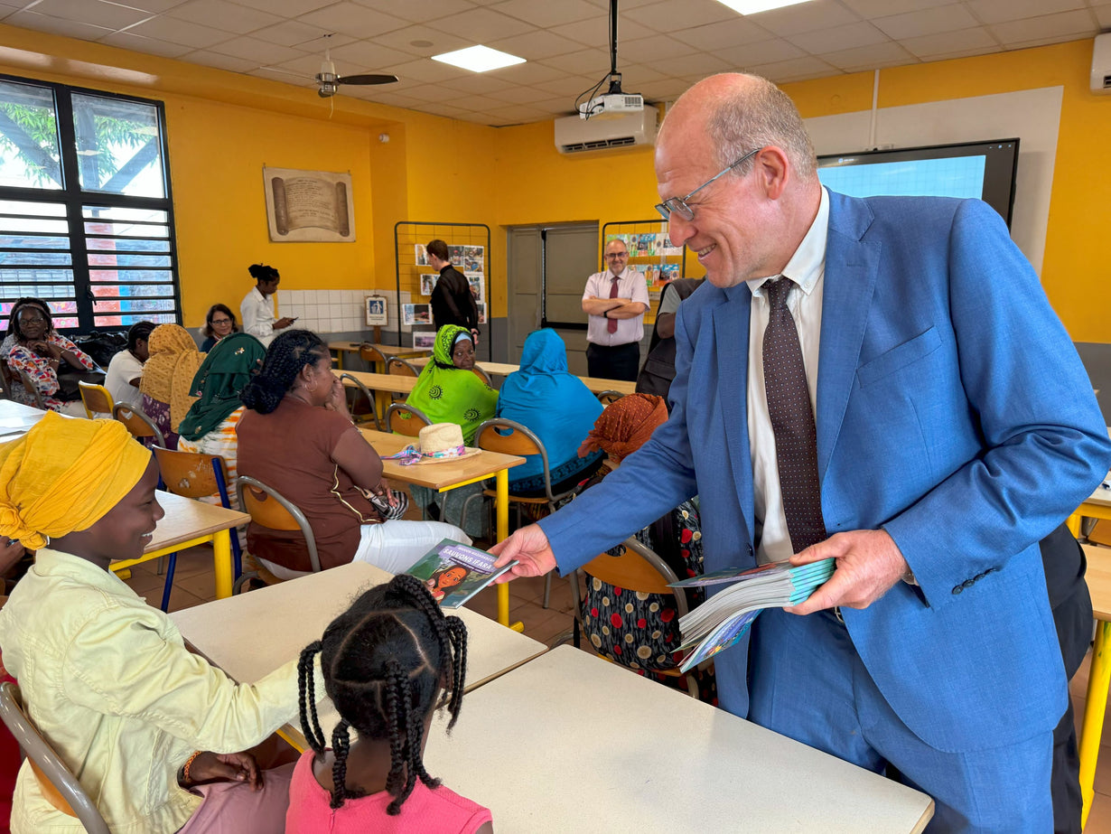 Un livre de classe "Hello Récit" pour le collège Kaweni 1,  à Mayotte remis par le recteur d'académie, M. Jacques MIKULOVIC